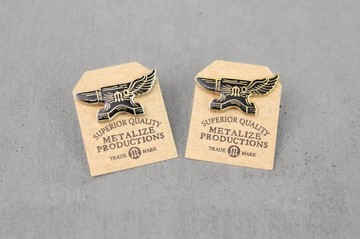 【METALIZE】Flying Anvil Logo Pin 鐵覘翅膀LOGO PIN