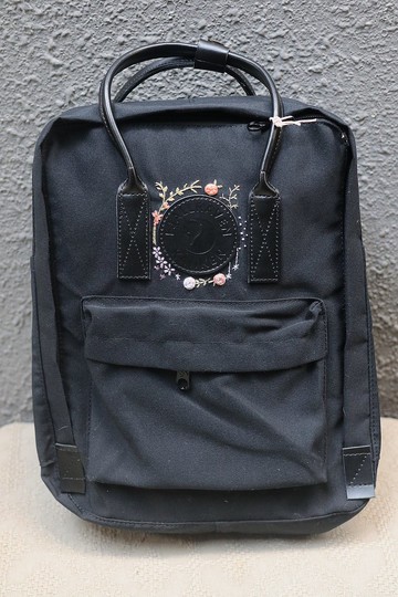 粉橘色花環主題--kanken全黑色包--手工刺繡設計訂製