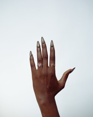 Njikọta 雕塑戒指 – 回收黃銅宣言戒指