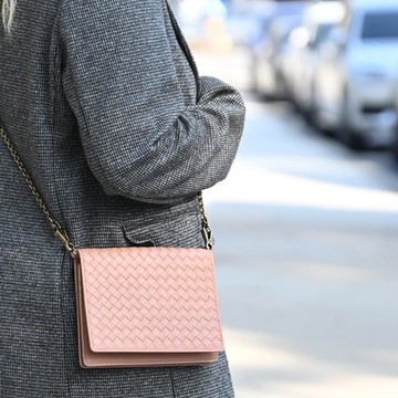 BOTTEGA VENETA 編織羊皮多功能斜背鍊包(粉橘)