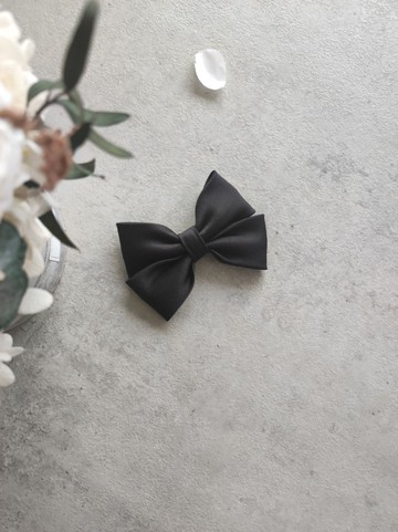 緞面蝴蝶結髮夾，髮飾配件。