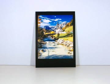 攝影明信片 | 清澈的小溪和聖塞巴斯蒂安教堂-貝希特斯加登的拉姆紹-貝希特斯加登郡的秋天-巴伐利亞-德國