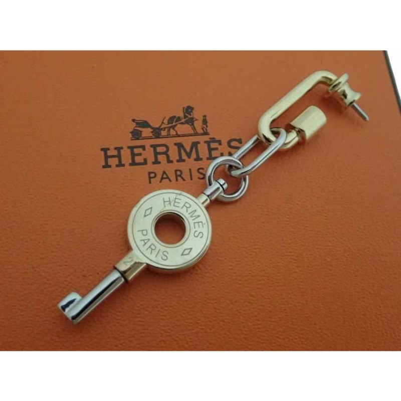 エルメス HERMES ピアス ロゴ キュリオジテ 金属素材 ゴールドｘ ...