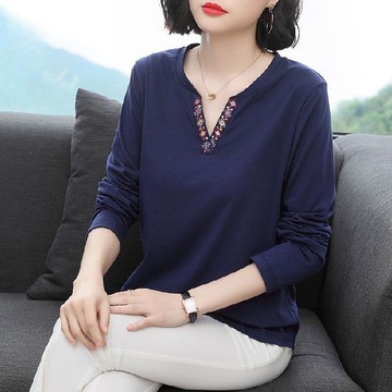 【🍒櫻桃大尺碼】大尺碼上衣 刺繡v領長袖t恤女2025夏季新款中老年媽媽裝打底衫上衣