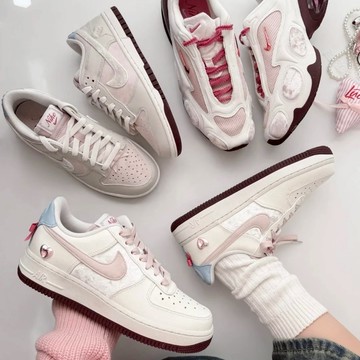 【Sharkhead】現貨 Nike Air Force 1 情人節限定 粉 天鵝絨 愛心 奶油白 IQ4937-161