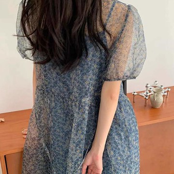 2022夏法式茶歇小碎花藍色連衣裙女別致設計感超仙吊帶裙兩件套裝