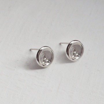 封蠟字母貼耳式耳環-純銀