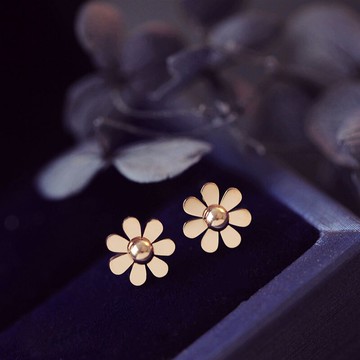 新款簡約雛菊花瓣甜美小耳釘女日韓版鈦鋼耳釘女不褪色百搭網紅款1入