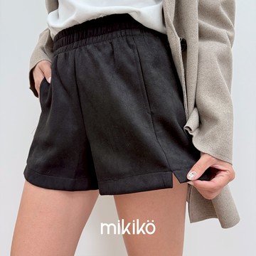 美木子｜麂皮短褲｜秋冬要來一件🍁小開衩麂皮短褲【B10450】美拉德穿搭 秋冬短褲 黑色短褲 鬆緊腰短褲
