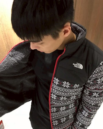 美國百分百【The North Face】 連帽 TNF 兩面穿 北臉 幾何圖形 羽絨外套 保暖 黑色 S號 J679