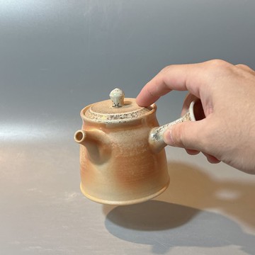 柴燒瓷土內蓋直立側把茶壺  / 小平凡手作