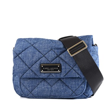 MARC JACOBS 鐵牌LOGO牛仔刷色菱格縫線翻蓋磁釦斜背包-單寧藍
