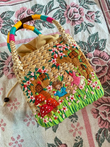 手工刺繡水葫蘆包，手工裝飾。