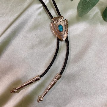 【西洋古董飾品】Bolo Tie 美國西部藝術家手工敲製 領帶 項鍊