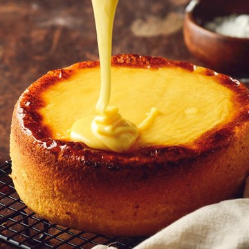 日式岩燒起士蜂蜜蛋糕/6吋/濃郁的蜂蜜香味，卻甜而不膩，有著日本長崎蛋糕的柔軟綿密，表面鋪上多層次乳酪口感 細膩多變的滋味，令人陶醉其中~