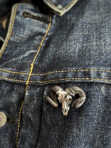 白銅牧羊公羊頭骨胸針。