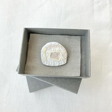 胸針 / 手繡 / 2024白008 / 盒裝 獨一無二 /