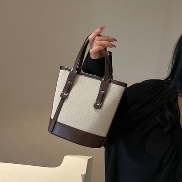 免運🔮今年流行撞色水桶包包女新款夏季百搭單肩斜挎包高級感通勤包侧背包 斜背包 水桶包 手提包 单肩包 斜挎包 休闲包