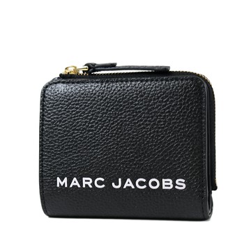 MARC JACOBS 專櫃款 白色LOGO荔枝紋對開釦式短夾-黑色