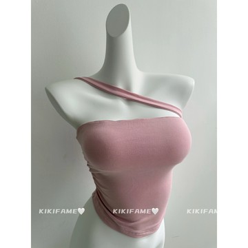 【𝐊𝐈𝐊𝐈𝐅𝐀𝐌𝐄】又甜又性感🎀✨✨帶胸墊！純欲百搭斜領露肩背心 斜肩背心 露肩背心 胸墊背心 單肩背心 性感背心