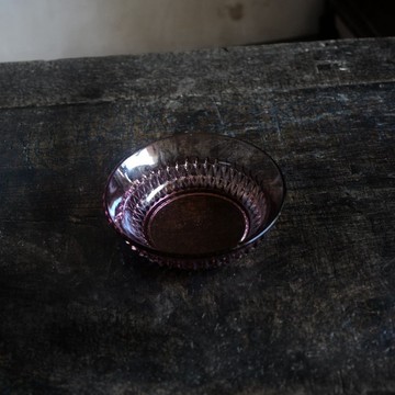 迷人的紫色◆鋸齒狀邊緣。古董壓花玻璃小碟 antiques 古道具 古民家 昭和初期至中期