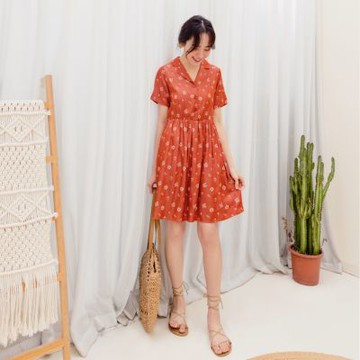 OB嚴選-KITTY繽紛盛夏．甜美翻領半開襟排釦縮腰襯衫洋裝