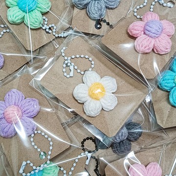 鉤針編織的蓬鬆小花鑰匙圈，充滿手工的溫暖與可愛。