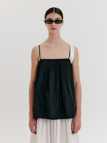 Pleats Sleeveless Blouse [Black]