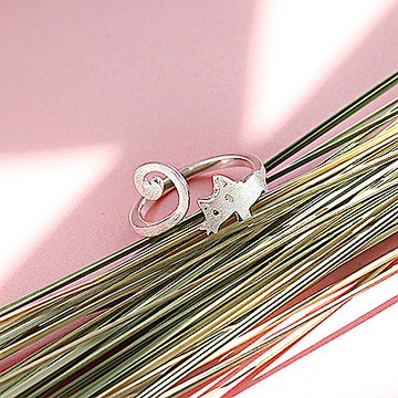 梨花HANA  韓國捲尾巴小貓拉絲銀戒指