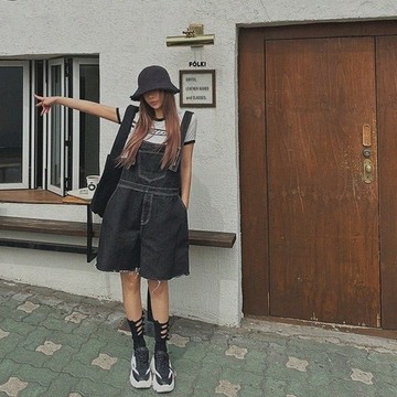 ˏˋ 𝐻𝑒𝑦 𝑆𝑝𝑟𝑖𝑛𝑔 - ̗̀ 🌷⛅️ ̖́‎韓國 INS 經典時髦深色系毛邊減齡揹帶牛仔褲 吊帶牛仔短褲