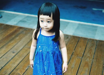 綁帶抽皺小洋裝 ||  童裝 / 純棉麻 / 手繪線條印花 / 限量手作