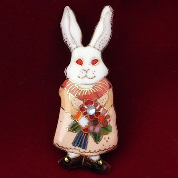 粉紅洋裝上的兔子景泰藍胸針和一束鮮花