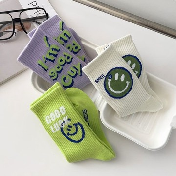【𝐔.𝐉.𝐉】現貨✨微笑圖案中筒襪 笑臉襪 中筒襪 棉襪 刺繡襪 表情襪 絲襪女 女襪 韓版襪 日系襪 可愛襪 百搭襪