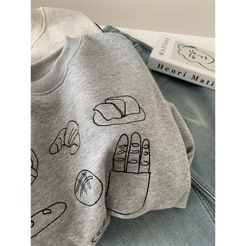 花灰灰🌟最愛吃麵包 l 灰X白X藍 簡約慵懶超可愛小麵包刺繡大學T 春季新款寬鬆顯瘦百搭圓領長袖上衣 長袖T恤
