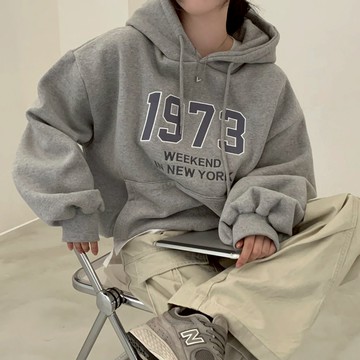 【太妮絲J125】現貨 保暖帽T 連毛上衣 1973 數字 復古 印花 學生 慵懶風 連帽加絨衛衣 OOTD 連帽上衣