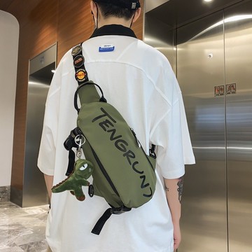 斜挎包男款男士胸包夏季小背包2025新款簡約流行潮男孩單肩挎包男 潮流防水大容量單肩包 公事包 商務包 男包 斜跨肩背包