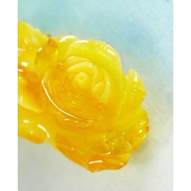 琥珀バルト産 乳白色薔薇彫りＫ１８ペンダント兼ブローチ（大型