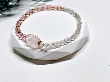 光守系列 l 粉晶貔貅。草莓晶圓珠 + 灰月光拉長石鑽切珠。手環