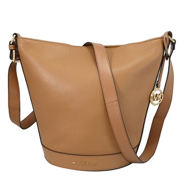 MICHAEL KORS TOWNSEND 簡約LOGO斜背水桶包.淺咖