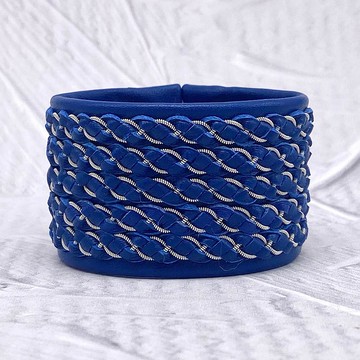 寬皮革薩米手鐲。 聲明手鐲。 婦女皮革包裹手鐲藍色