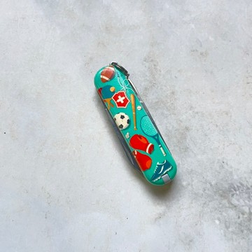 [沐沐屋] Victorinox 維氏 58mm 經典七用限量印花 世界運動