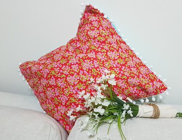 北歐田園風格復古經典紅色小花圖案,白色小毛球抱枕靠枕靠墊枕套