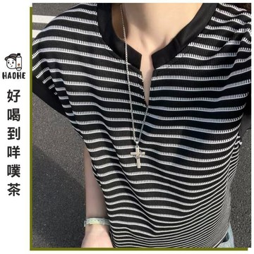 男針織背心 V領無袖上衣 條紋設計 輕薄百搭 寬鬆版型 美式復古慵懶風 夏季休閒疊穿 日常外出 約會逛街 校園街頭穿搭