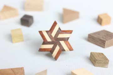 鑲木地板條紋星星別針胸針