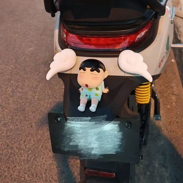 ❤️在臺好貨❤️爆款 蠟筆小新 電動車 擺件 車載 卡通 可愛 中控臺 車尾 車頂 擺件 裝飾