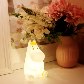 感謝一直有你【VIPO】嚕嚕米聯名授權 科妮造型小夜燈 - 13公分 夜燈 溫暖 居家擺設 可愛療癒 送女友 好友 生日禮 傳遞幸福