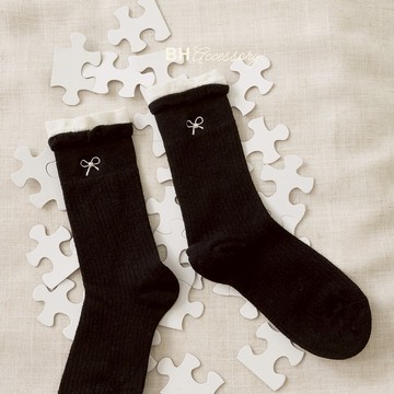 BYHUE lilicoco 日常甜美蝴蝶結刺繡小珍珠點綴中筒襪－黑