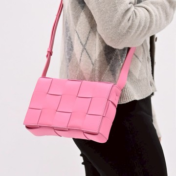 BOTTEGA VENETA 578004 Cassette 大格編織斜背包.亮粉