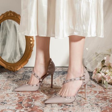 鉚釘漆皮高跟鞋女細跟2026年新款氣質裸色尖頭柳丁一字帶包頭涼鞋