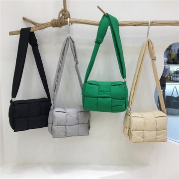 小臟柜 2023秋冬新款博主同款太空棉編織枕頭包單肩斜挎小方包